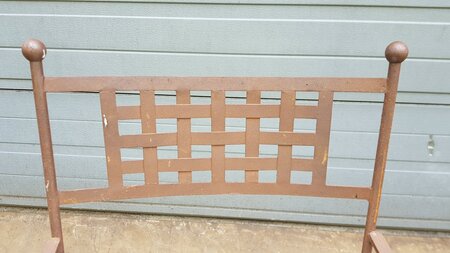 Brocante smeedijzeren tuinstoelen met zitkussens