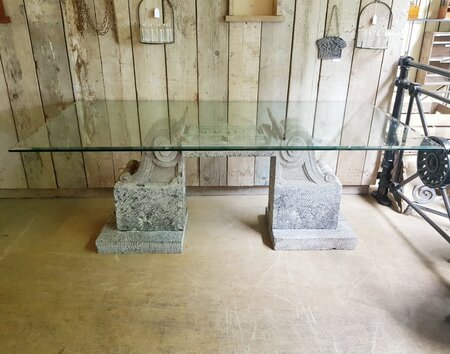Tafel uit oude natuurstenen gevelornamenten
