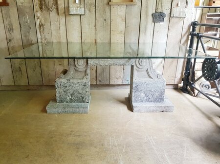 Tafel uit oude natuurstenen gevelornamenten
