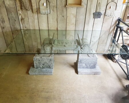 Tafel uit oude natuurstenen gevelornamenten