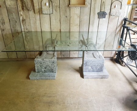 Tafel uit oude natuurstenen gevelornamenten