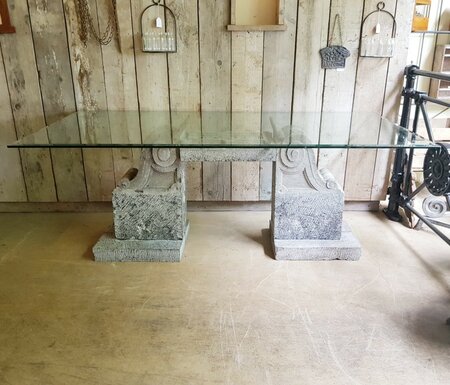 Tafel uit oude natuurstenen gevelornamenten