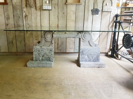 Tafel uit oude natuurstenen gevelornamenten