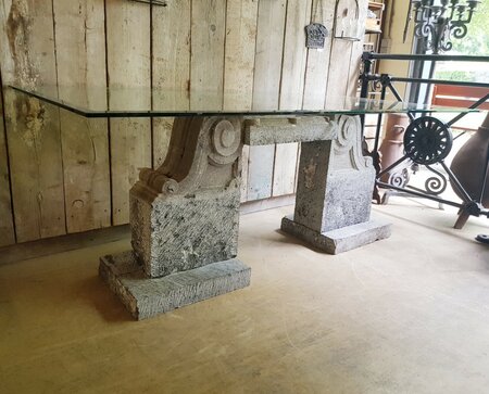 Tafel uit oude natuurstenen gevelornamenten