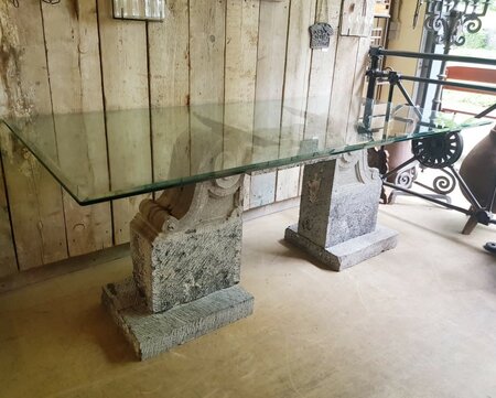 Tafel uit oude natuurstenen gevelornamenten