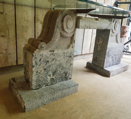 Tafel uit oude natuurstenen gevelornamenten