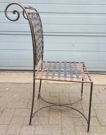 Antieke smeedijzeren tuinstoelen