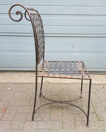 Antieke smeedijzeren tuinstoelen