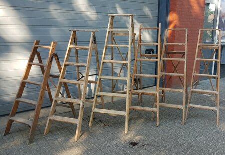 Antieke houten ladders trappen voor bloemen en planten