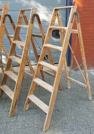 Antieke houten ladders trappen voor bloemen en planten
