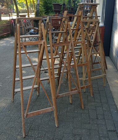 Antieke houten ladders trappen voor bloemen en planten