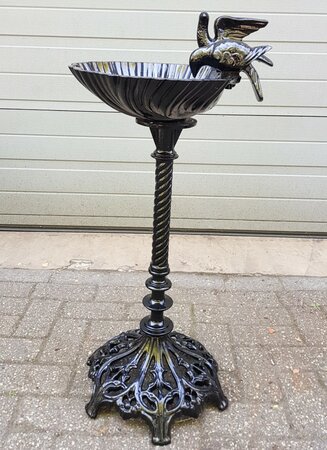 Klassiek vogelbad op voet