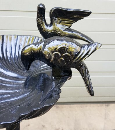 Klassiek vogelbad op voet