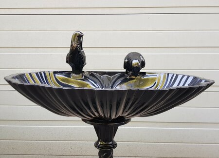 Klassiek vogelbad op voet