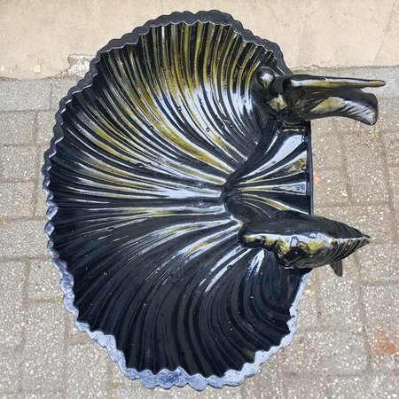 Klassiek vogelbad op voet