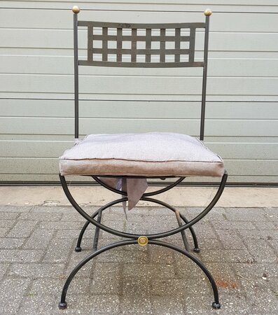 Zware smeedijzeren tuinstoelen met zitkussens