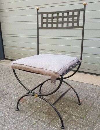 Zware smeedijzeren tuinstoelen met zitkussens