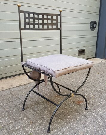 Zware smeedijzeren tuinstoelen met zitkussens