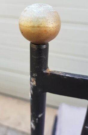 Zware smeedijzeren tuinstoelen met zitkussens