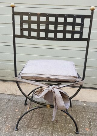 Zware smeedijzeren tuinstoelen met zitkussens