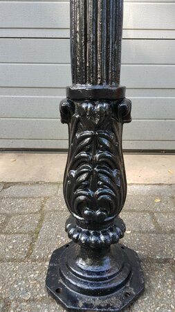 Gietijzeren lantaarnpaal Brussel met messing zeskant kap