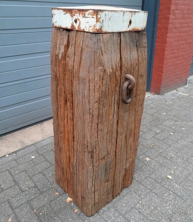 Robuuste meerpaal met gietijzeren muts / paalkop