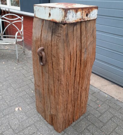 Robuuste meerpaal met gietijzeren muts / paalkop