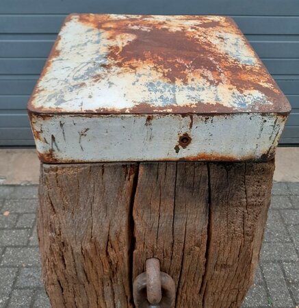 Robuuste meerpaal met gietijzeren muts / paalkop