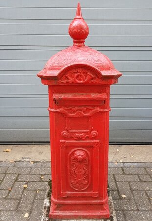Antieke gietijzeren vrijstaande brievenbus