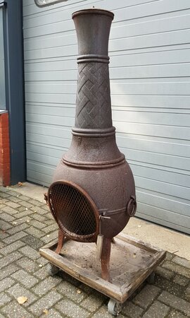 Grote gietijzeren tuinhaard met deur