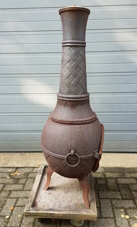 Grote gietijzeren tuinhaard met deur