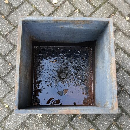 Grote antieke vierkante gietijzeren bloembak
