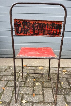 Retro metalen stoel