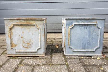 Antieke vierkante gietijzeren bloembak