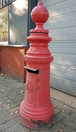 Antieke ronde gietijzeren brievenbus Fonderies Buissin