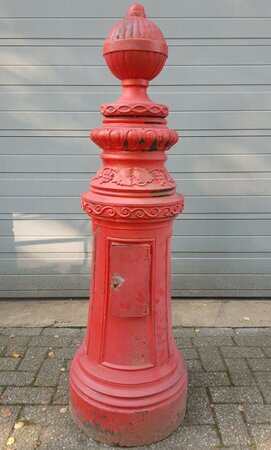 Antieke ronde gietijzeren brievenbus Fonderies Buissin