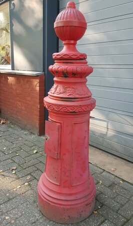 Antieke ronde gietijzeren brievenbus Fonderies Buissin