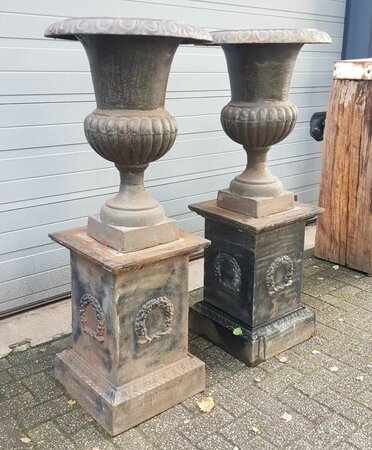 Antieke gietijzeren bloempot op sokkel
