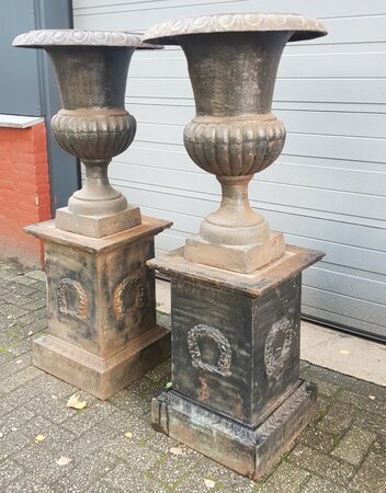 Antieke gietijzeren bloempot op sokkel