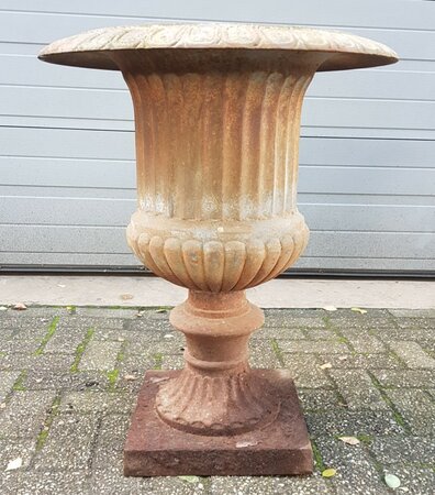 Brocante antieke gietijzeren kelk tuinvaas