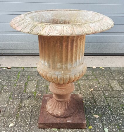 Brocante antieke gietijzeren kelk tuinvaas