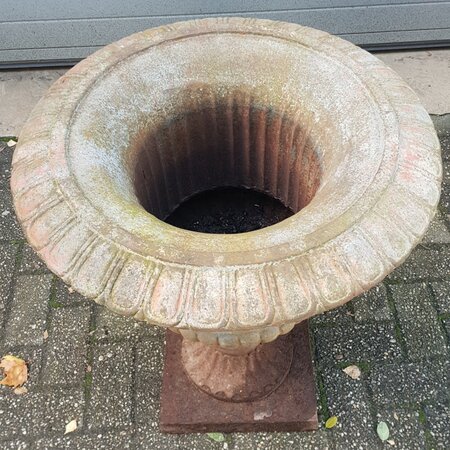 Brocante antieke gietijzeren kelk tuinvaas