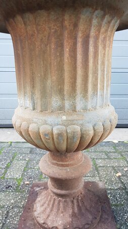 Brocante antieke gietijzeren kelk tuinvaas