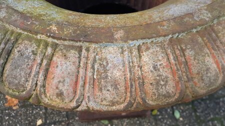 Brocante antieke gietijzeren kelk tuinvaas
