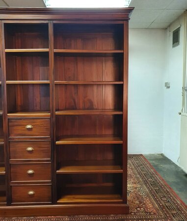 Klassieke mahonie boekenkast