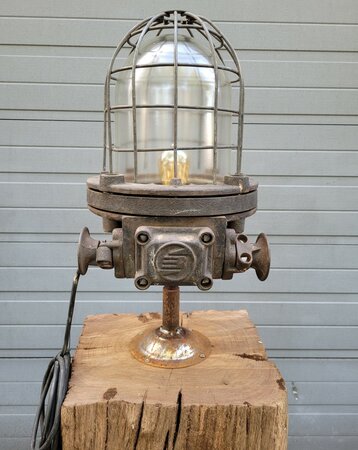 Industriele gietijzeren meerpaal vloerlamp