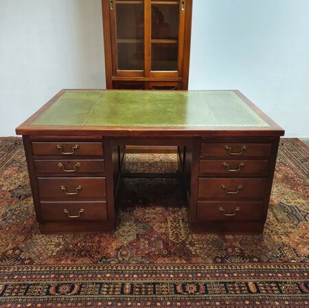 Antiek Engels Chesterfield bureau