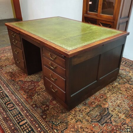 Antiek Engels Chesterfield bureau
