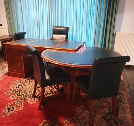 Exclusief Heldense bureau met conferentietafel en bureaustoelen