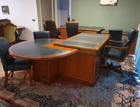 Exclusief Heldense bureau met conferentietafel en bureaustoelen